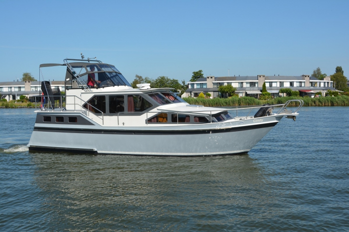 Motorjacht in de zomer huren