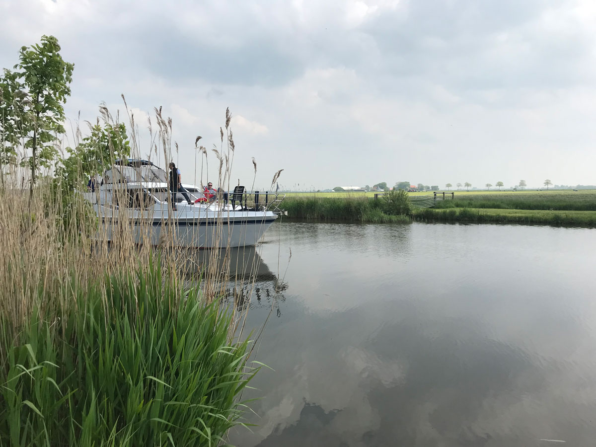Motorjacht-achter-riet