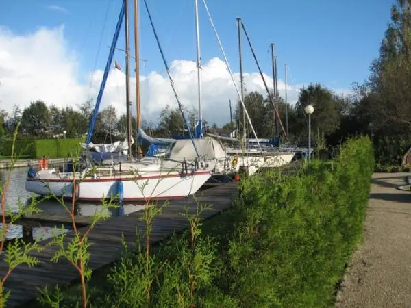 De kosten van het liggeld in een jachthaven